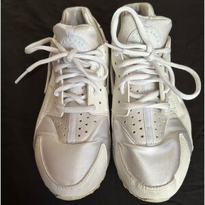 White Hurache gym shoes, Size 8